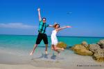 Hochzeit in Miami mit springendem Paar am Meer