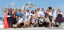 Grosse Hochzeitsgesellschaft mit Freunden und Familie am Strand von Delray Beach